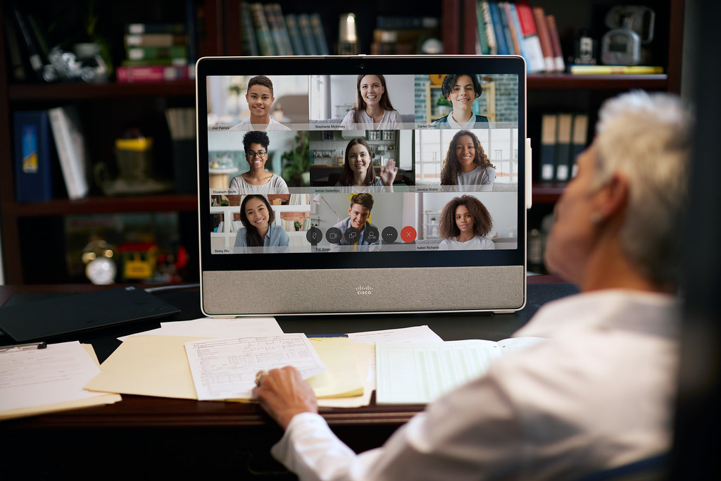 Ein Mann nimmt über seine Webex Desk an einem Online-Meeting aus dem Homeoffice teil.