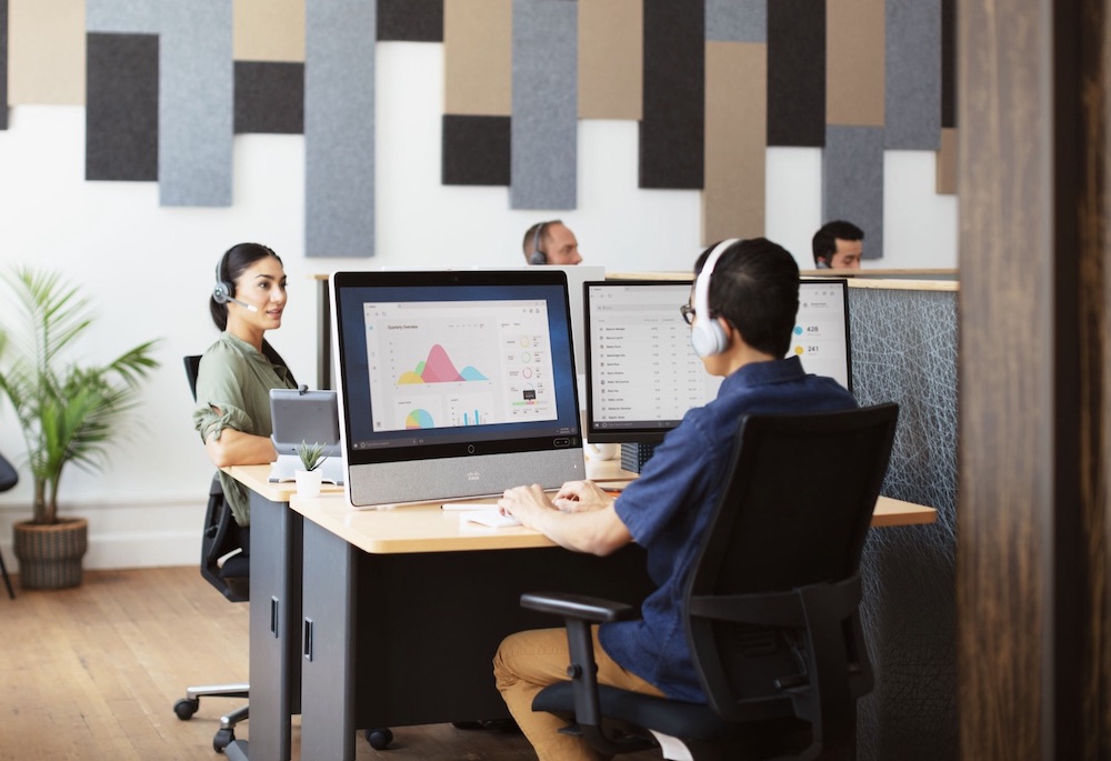 Ein Mann arbeitet in einem Büro mit der Webex Desk Pro.