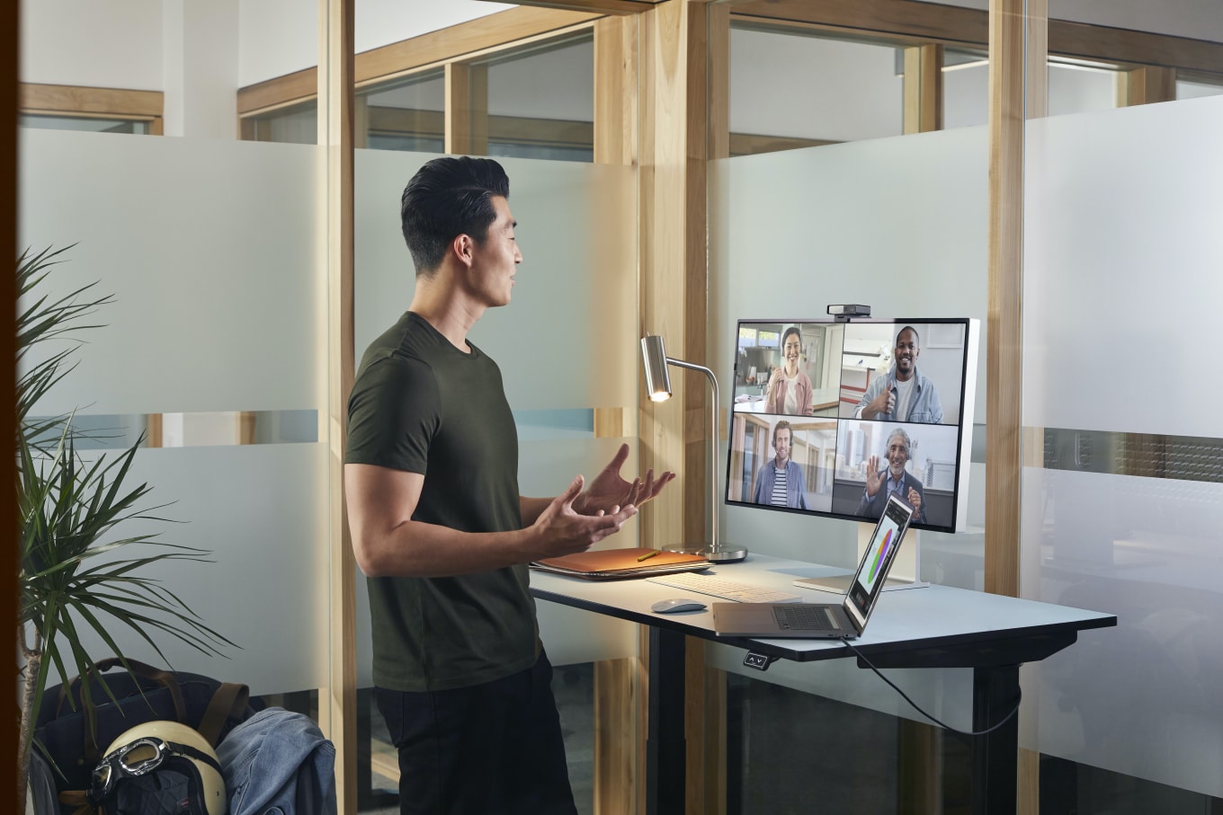 Ein Mann nimmt über die Webex Desk Camera an seinem Arbeitsplatz an einem Onlinemeeting teil