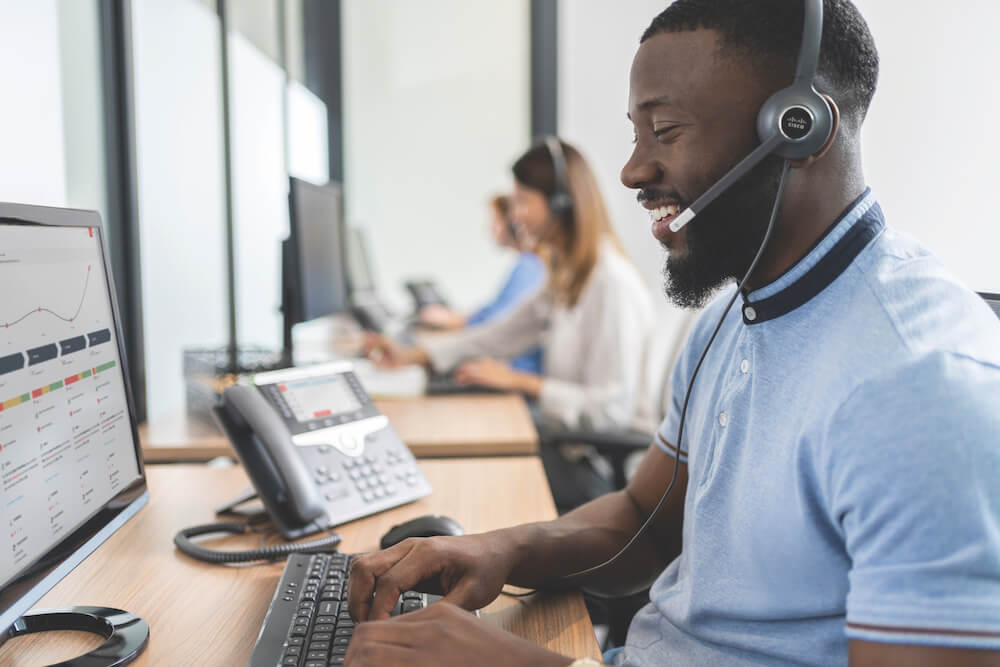 Ein Mann telefoniert im Büro mit dem Cisco Headset