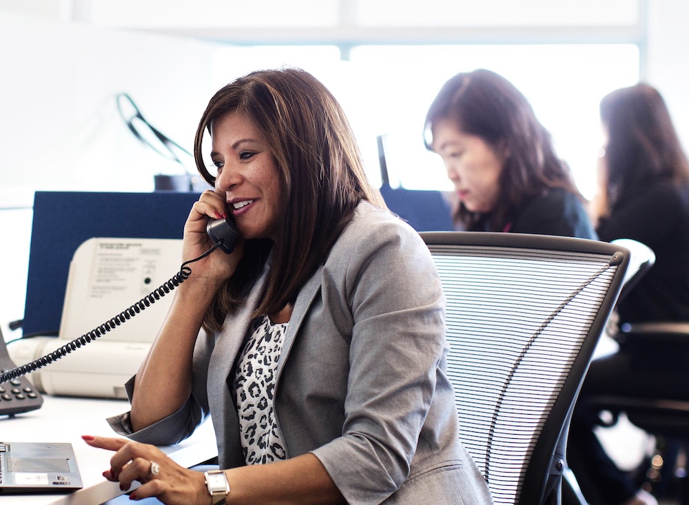 Eine Frau telefoniert mit dem IP-Telefon