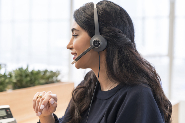 Eine Frau telefoniert über das kabelgebundene Headset