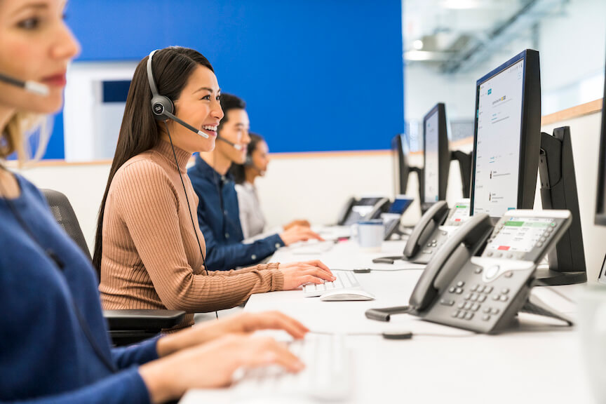 Eine Frau telefoniert über das Headset und das Cisco IP-Telefon